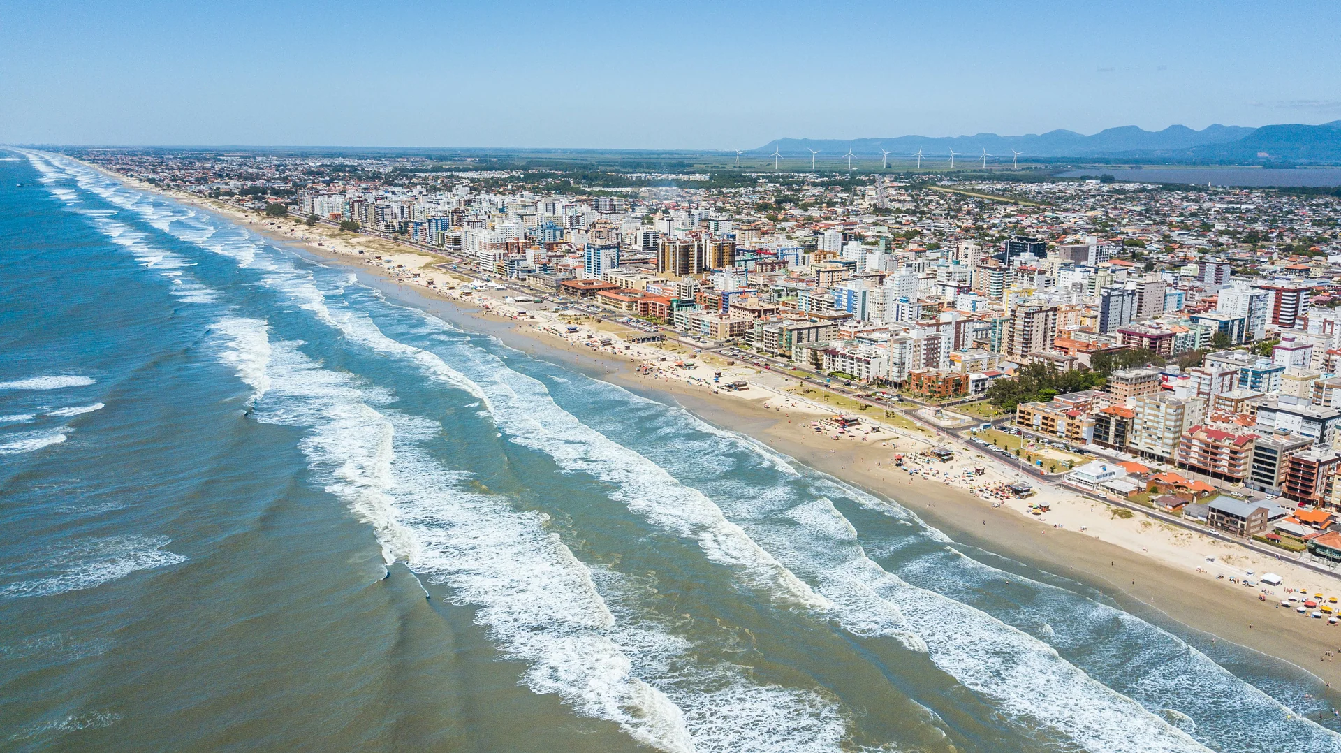 Vista aérea do mar, da praia e da cidade de Capão da Canoa